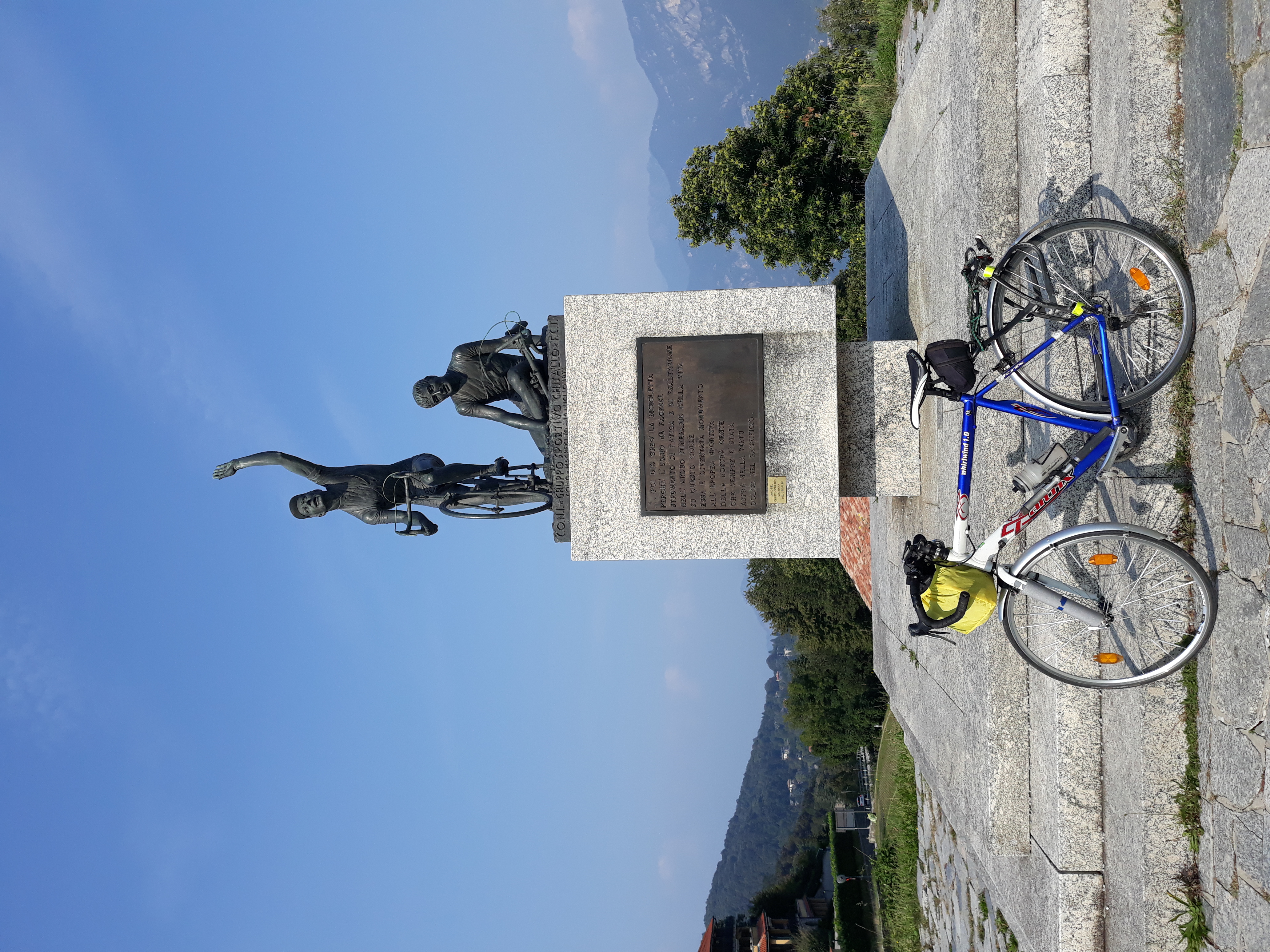  Monte del Ghisallo, győztes és vesztes emlékműve,kerékpáros túratársat keresek
