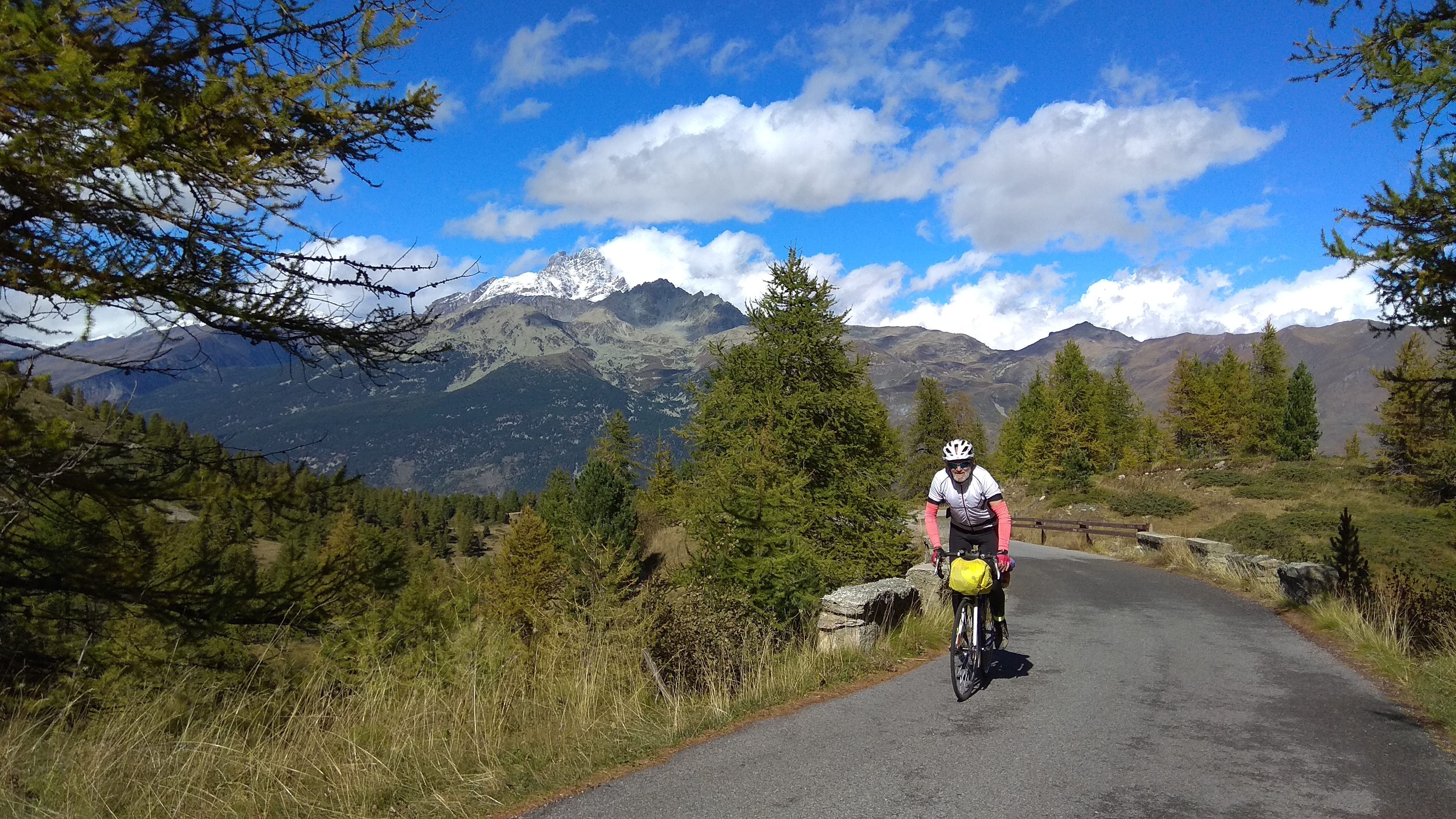 Cole di Sampeyre, 3841 m Monviso w tle, podjazd na przelecz rowerem,  szukam  partnerki na rower,