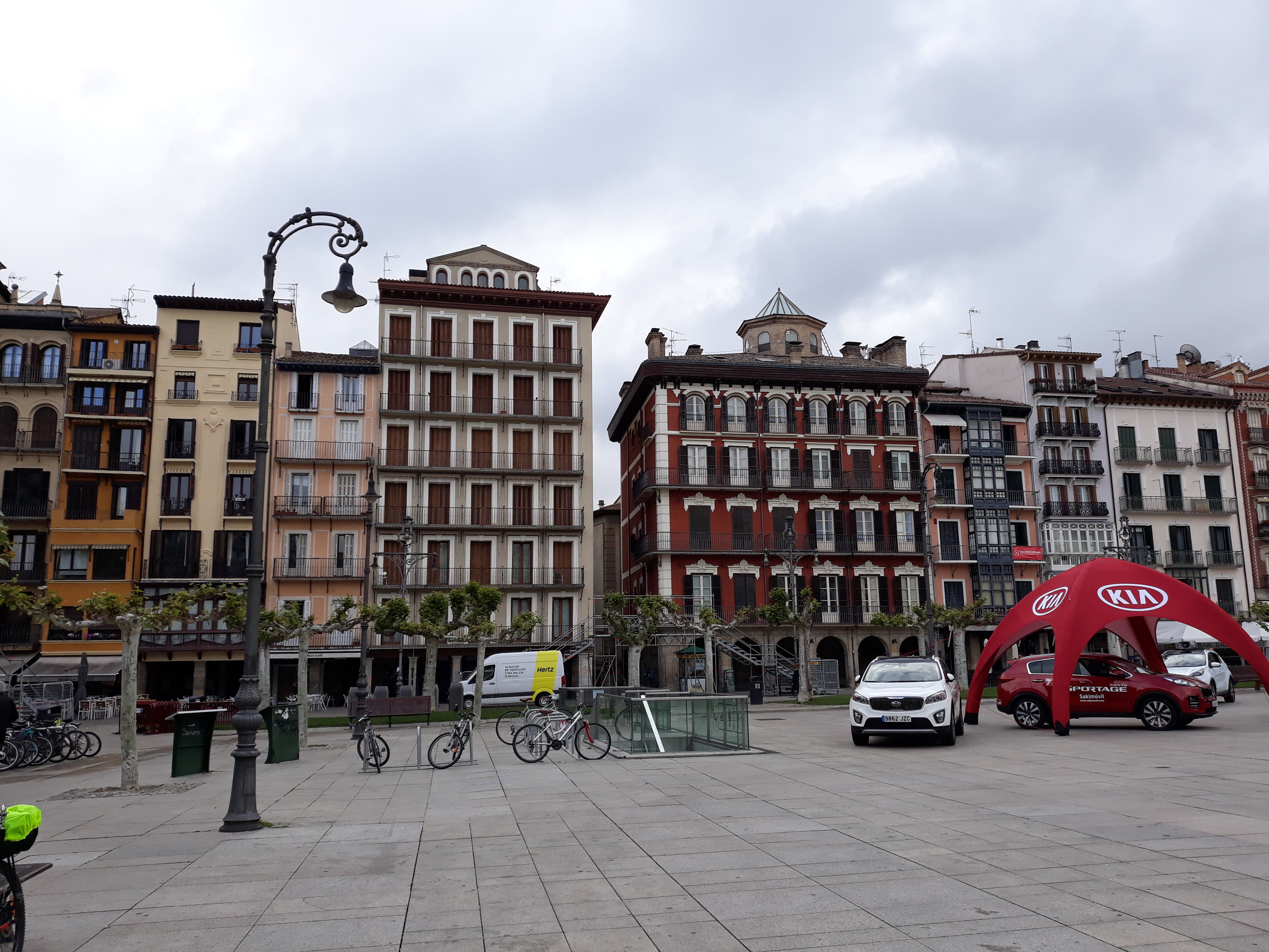 Pamplona főtér, kerékpáros túratársnőt keresek