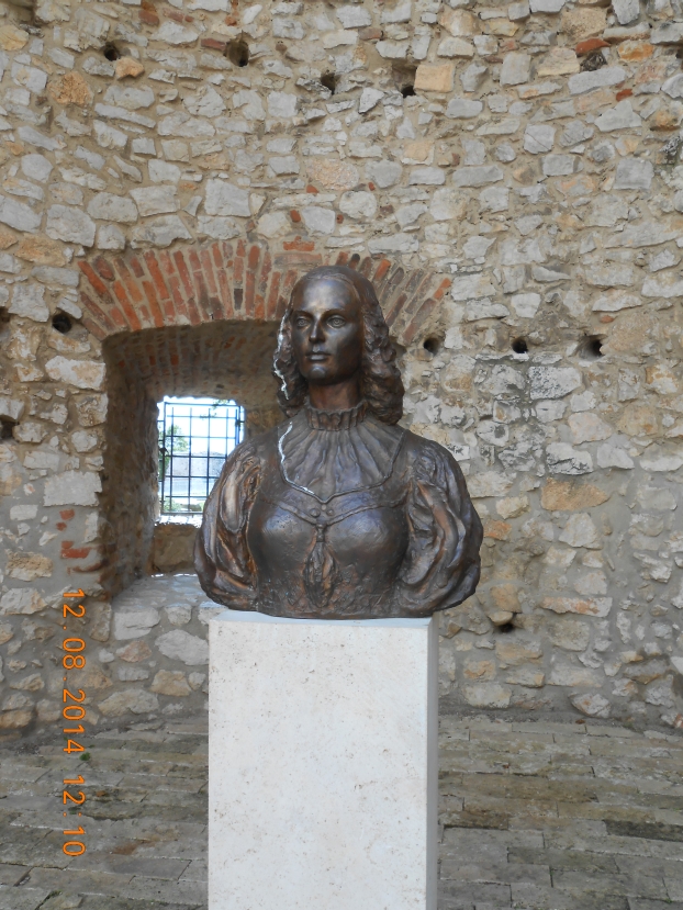 Siklósi vár Kanizsai Dorottya szobra kerékpártúrához társnőt keresek