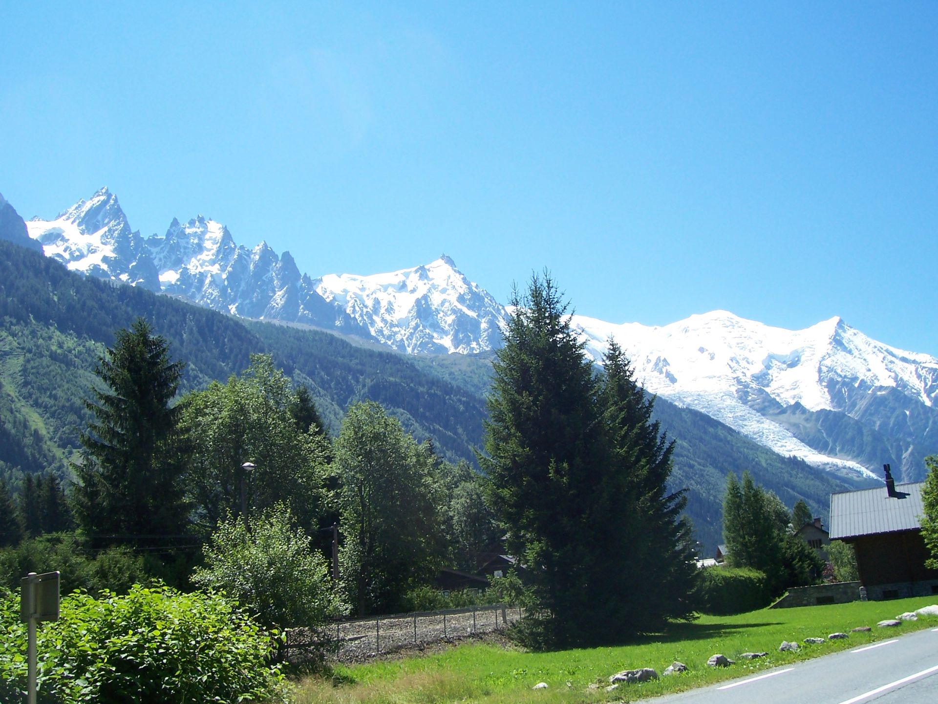 Chamonix_with_Alps_peaks