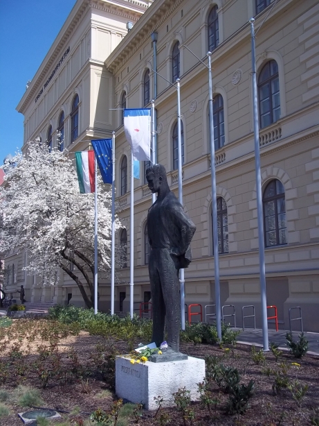 Szeged,József Attila szobra az egyetem előtt